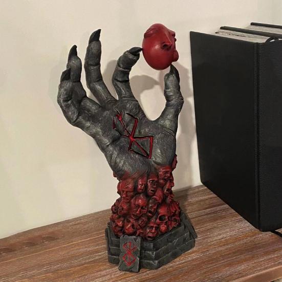 Berserk Statue Harz Teufelshand Skulptur Herz Halskette Set Realistischer Schädel Rune Desktop Figur für Halloween Party Heimdeko