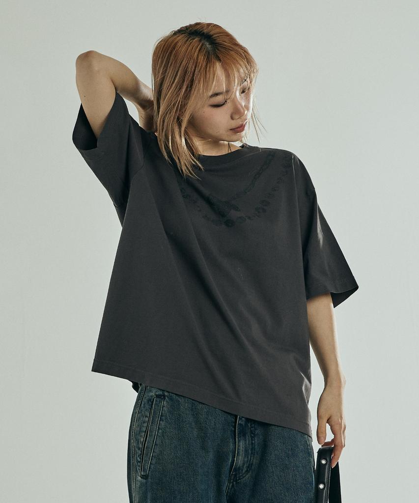 VONVAT Necklace Graphic Crop Short Sleeve Tee (Charcoal)