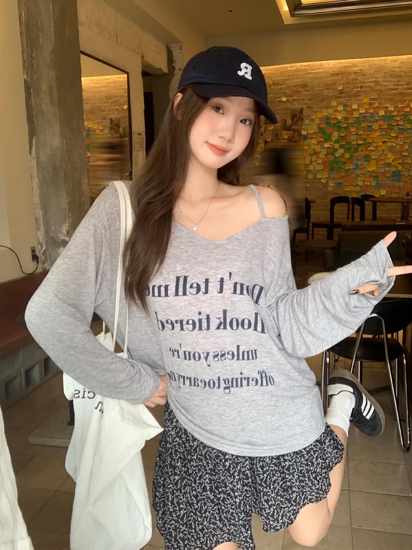 

Korean gray single shoulder suspender letter print V-neck long-sleeved T-shirt women s autumn thin micro-transparent unique loose top One size fits all серый