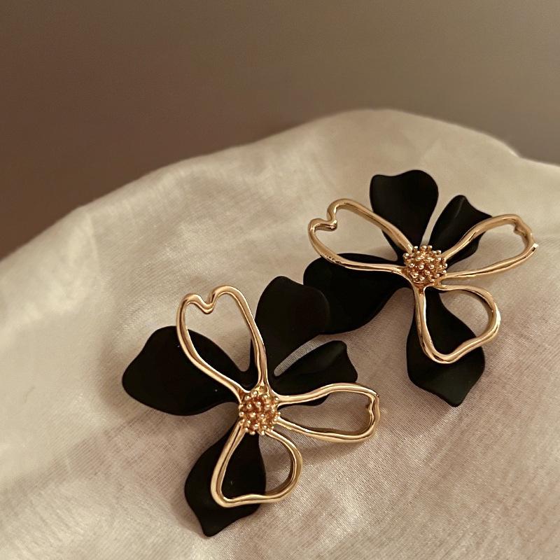 Vintage Silver Black Tassel Geometric Round Stud Earrings for Women - Elegant High-End Design