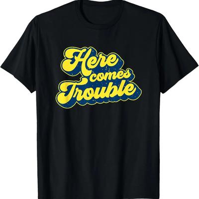Hier Komt Ongeluksmaker Sarcastisch T-shirt