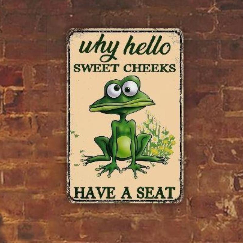 "Vintage Metal Frog Sign: 'Why Hello Sweet Cheeks, Have A Seat' – Whimsical Bathroom Decor for Shower, Toilet & Playful Space