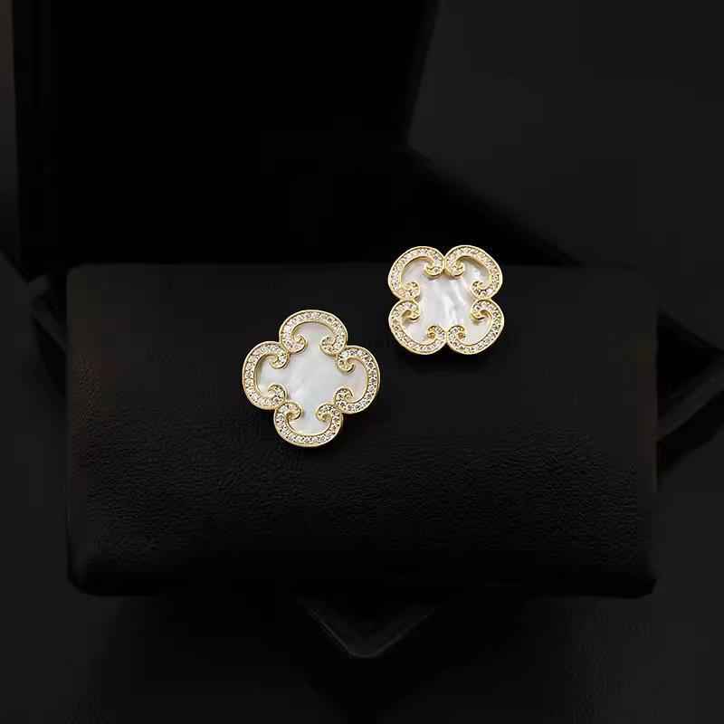 Ruyi vierblättrige Kleeblattbrosche, hochwertiger weiblicher Imitat-Perlmutt-Ausschnitt, Anti-Licht-Schnalle, Accessoires, exquisite Anstecknadel für den Kragen des neuen chinesischen Anzugs.