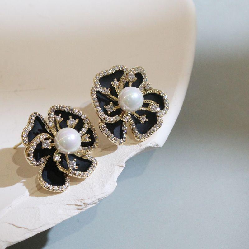 Μαύρα Περλέ Σκουλαρίκια Λουλούδι Είναι Κομψά Και Διακριτικά Για Γυναίκες. Μαύρα Σκουλαρίκια Είναι Γυναικεία Αξεσουάρ