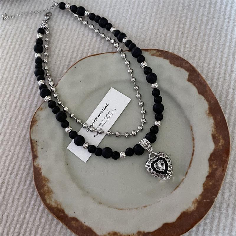 2-Piece Peach Heart Pendant Necklace Design for Women's Fashion Hip Hop Punk Charm Necklace Sweet and Cool Black Beaded Gift