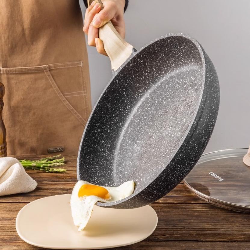 CAROTE Flachbodenpfanne, Steakpfanne, Antihaftpfanne für den Heimgebrauch, Titanpfanne, Kleine Bratpfanne für Spiegeleier für Induktionsherd, 24cm ohne Deckel