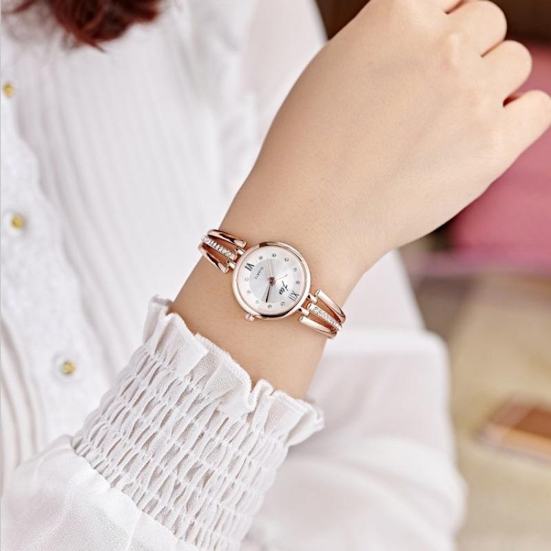 Magnetic Watch for Women Rhinestone Steel Strap in Wind Student Fashion Watch