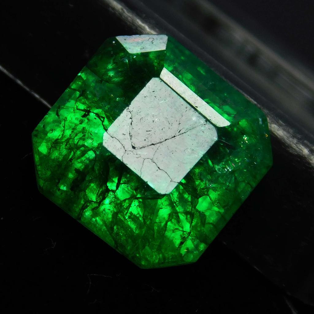 Natürlicher Grüner Kolumbianischer Smaragd 9 Karat Smaragdschliff ZERTIFIZIERTER Loser Edelstein