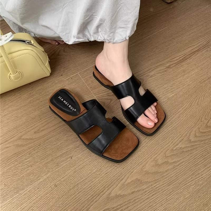 Nischendesign Ein-Wort-Slipper zum Ausgehen und Tragen hochwertig 2025 Sommer neue coole Slipper Damen Urlaubs-Strandschuhe