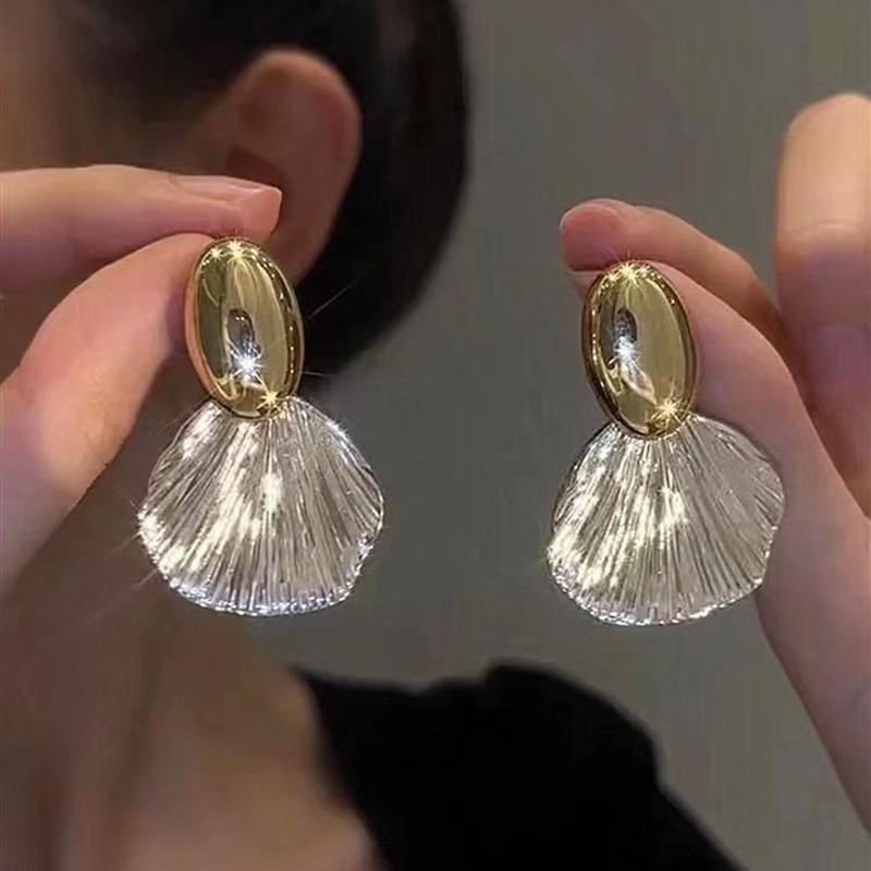 Metal Shell Pendant Oval Stud Earrings for Women Fashion Simple Light Luxury Personalized Girls Party Jewelry Birthday Gift