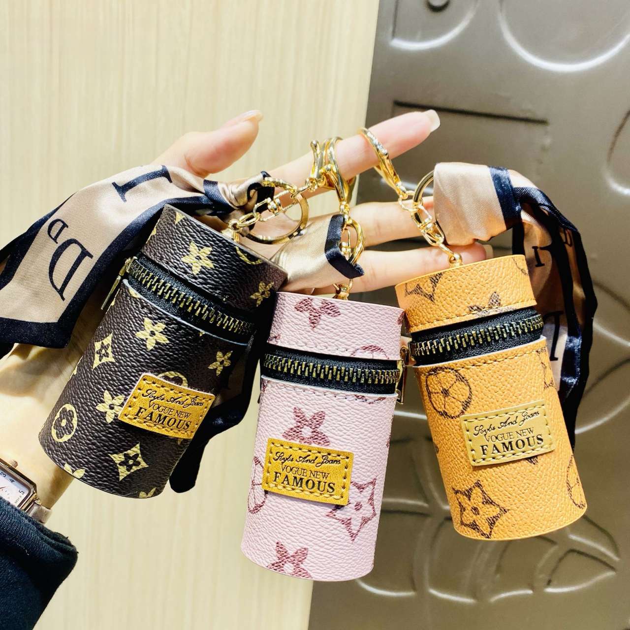 

Брелок с принтом в стиле ретро, ​​пара аксессуаров, кулон, подарок, большая емкость, креативный шелковый шарф, ведро для пресбиопии, сумка для помады, сумка для хранения, кожаный аксессуар