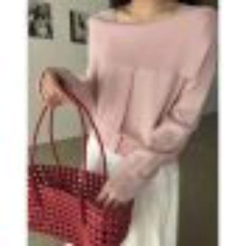 A Stylish One-shoulder Knitted Sweater for Women In Autumn and Winter, A Slimming and Form-fitting Base Layer, A Unique and Distinctive Top