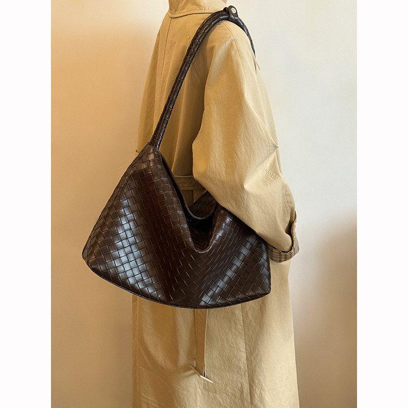 Knitted Tote Bag, Fashionable and Retro Handbag, High-end Shoulder Bag, Handbag for Carrying on The Arm