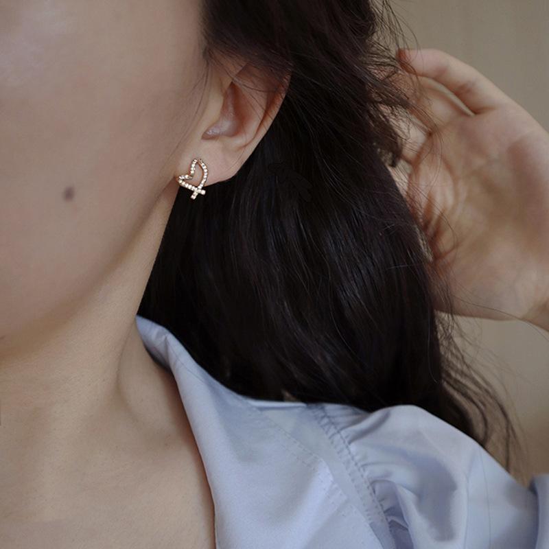 Temperament Light Luxury Love Stud Earrings Women's Niche Design Earrings Earrings Zircon Heart Shape Commuting Can Wear Sweet Girl Jewelry