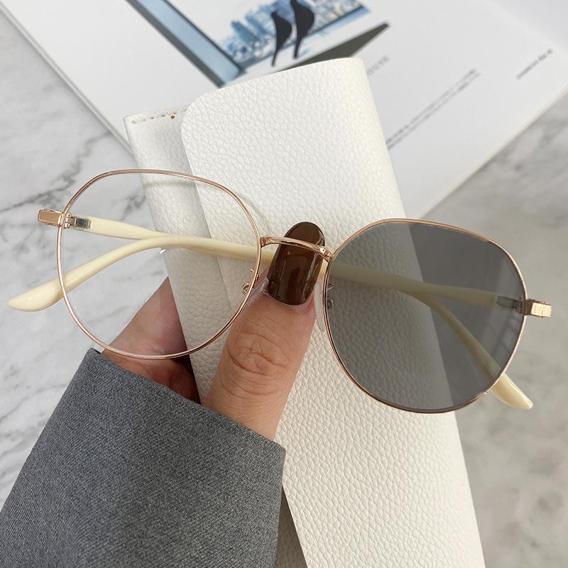 Pochromic Blue Light Blocking Glasses Women UV400 Anti Glare Retro Round Metal Glasses Frame Vintage Anti Blue Light Computer