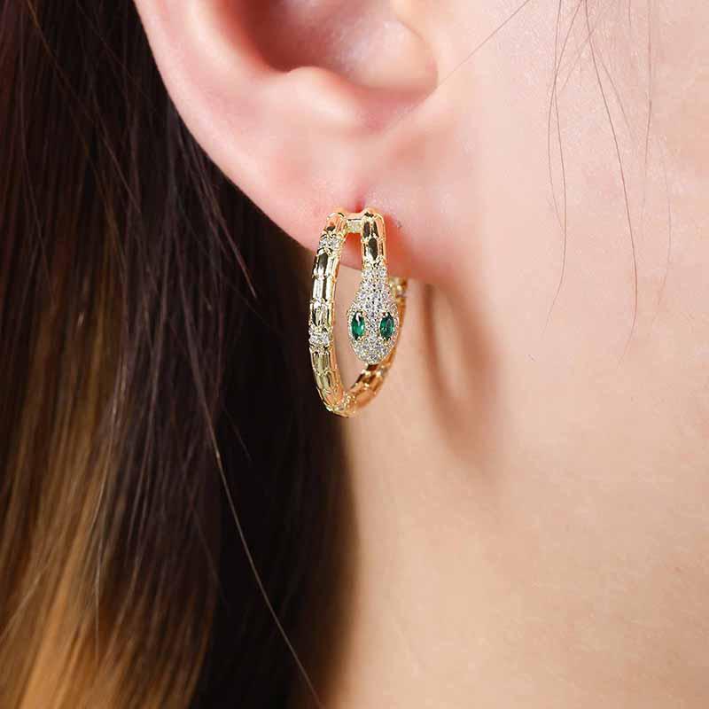

Fashionable Green Eyed Snake Shaped Earrings with Exotic Style, Niche Design, High-end Ear Buckle золотий