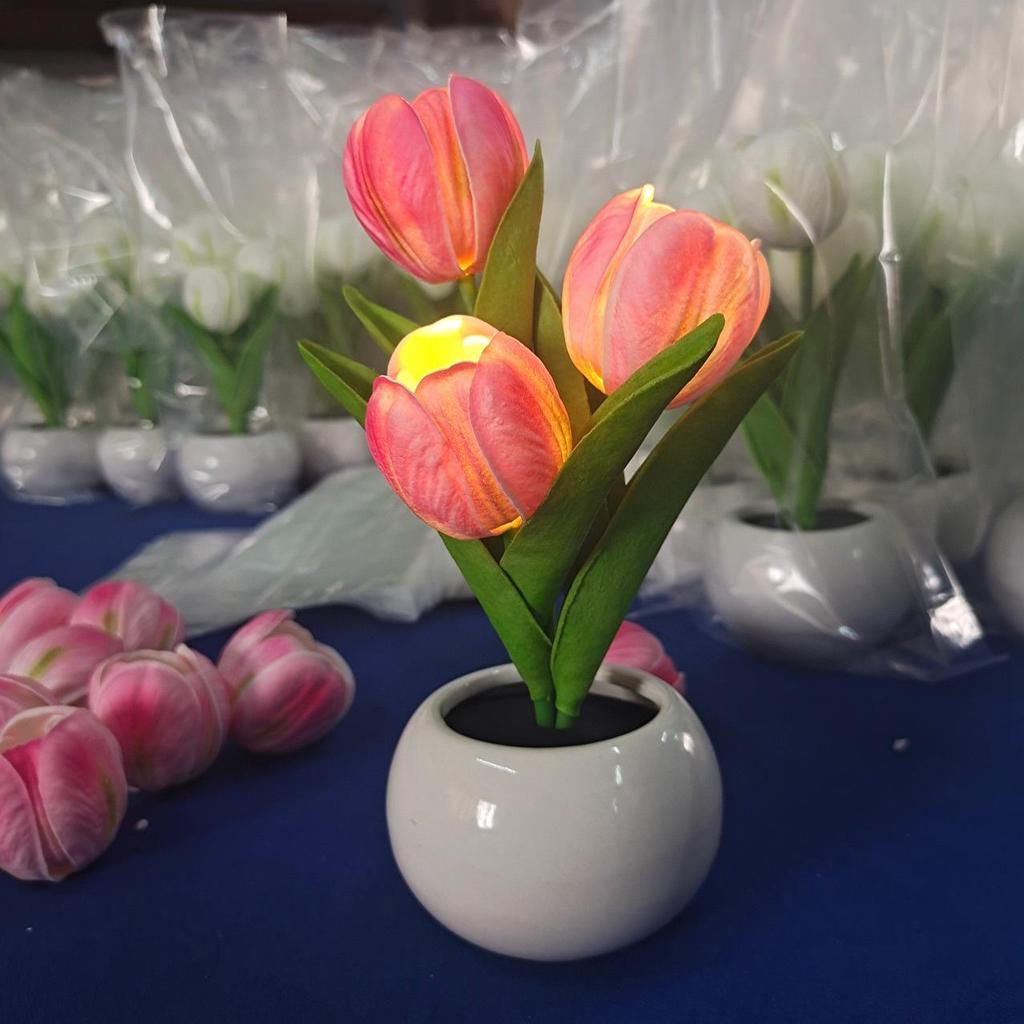 Rechargeable LED Tulip Night Light: Indoor Simulated Bouquet for a Warm Bedside Atmosphere