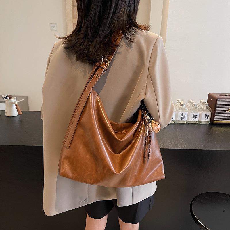 

Высококачественная ретро-сумка большой вместимости 2025 осень и зима новая универсальная осенне-зимняя простая повседневная на плечо для поездок на работу пельмени 43*12*30 светло-коричневого