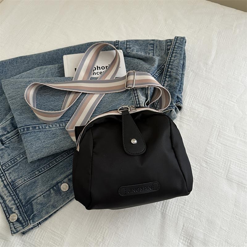 

2024 летняя новая простая модная сумка через плечо женская модная сумка для отдыха с косым ремешком простая маленькая квадратная сумка сумка для поездок на работу чёрный