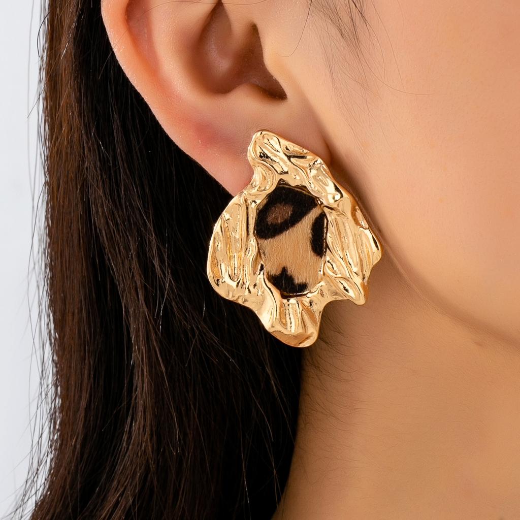 A Pair of Women's Earrings, Asymmetrical Zinc Alloy Leopard Print Earrings, Suitable for Daily Wear and Banquet Wear