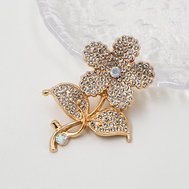 Elegant Pearl and Rhinestone Flower Brooch Pin for Coats