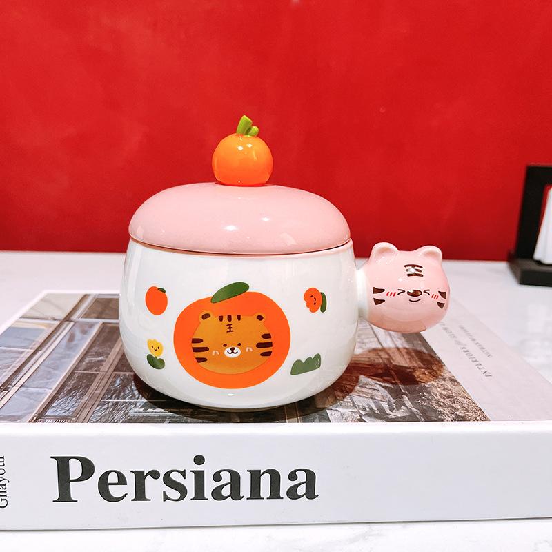 

Милая мультяшная керамическая кружка, маленькая кружка с тигром, с крышкой и ложкой, стакан для воды, студенческий подарок, праздничное памятное событие 350ml