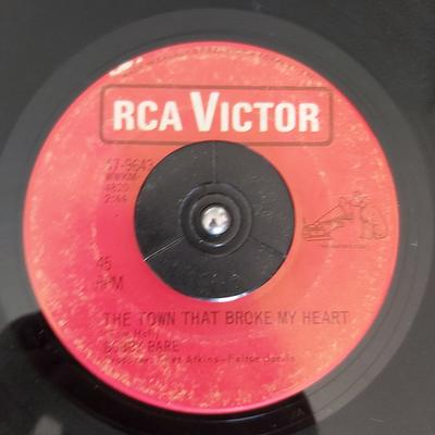 7inch Record BOBBY BARE - The Town That Broke My Heart 479643 RCA Victor 1968 Canada Folk Used