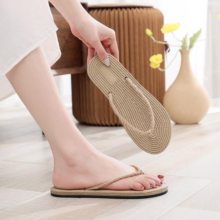 Women's Summer Trendy Straw-Look Beach Flip-Flops: Casual Flat Thong Sandals