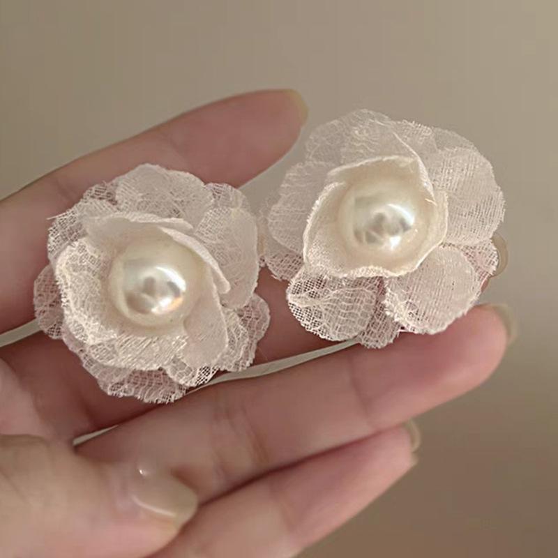 

White camellia super fairy lace flower pearl stud earrings female, French niche design temperament gentle earrings earrings білий