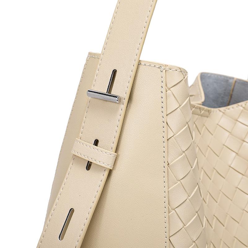 Bag for Summer Women's Versatile New Woven Bag Large Capacity Bucket Bag High-end Sense of Jurgen Leather Shoulder Bag
