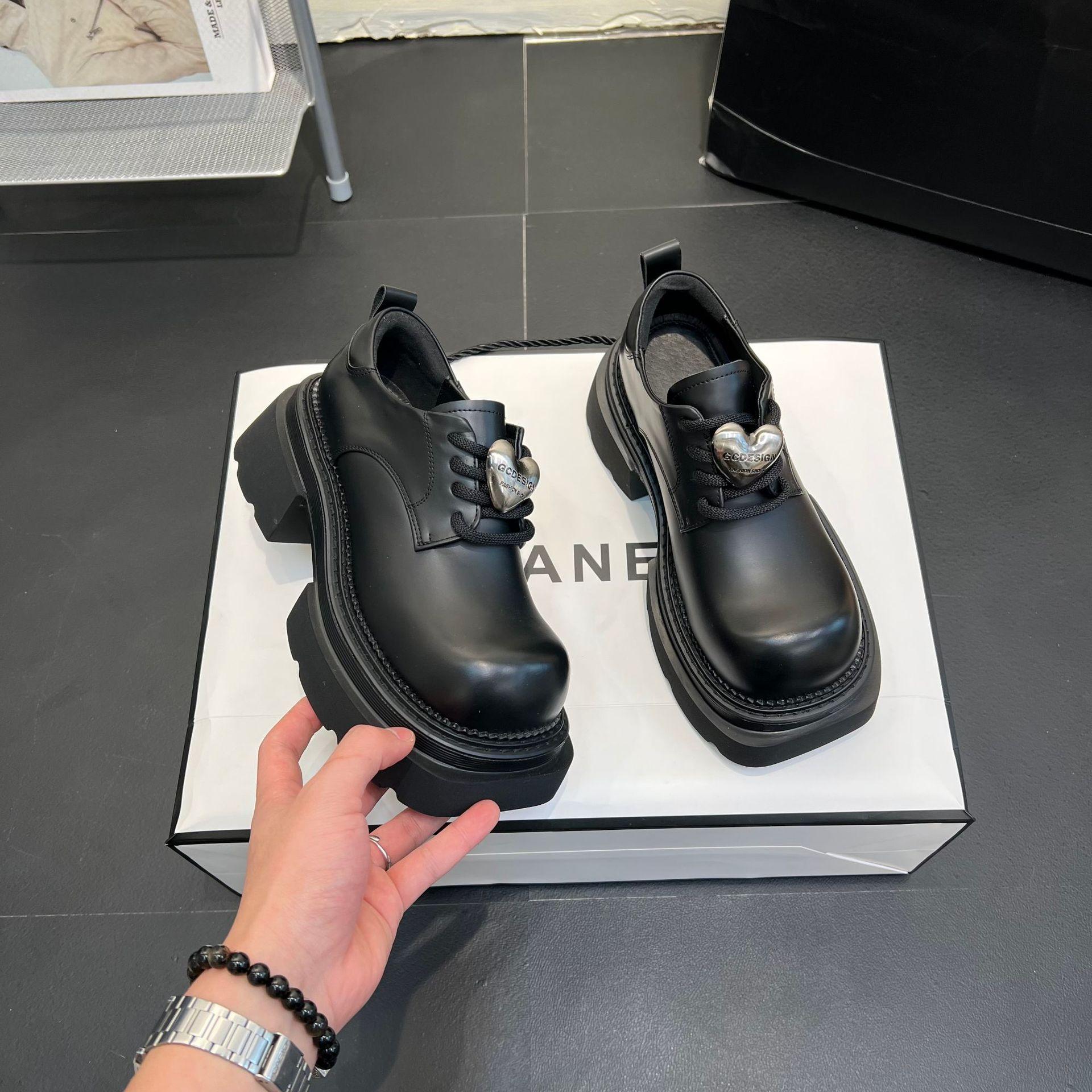 

Маленькие кожаные туфли на платформе, женские, из мягкой кожи, черного цвета, в британском стиле, модные, универсальные, Love Loafers, одинарные туфли 35 чёрный