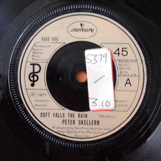 

7inch Record PETER SKELLERN - Soft Falls The Rain 6008600 Mercury 1977 UK Pop Used