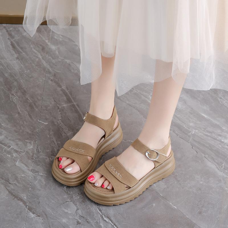 

Мода 2025 Новые летние женские сандалии Плоская подошва Модная верхняя одежда Толстая подошва Нескользящая Мягкая подошва для людей среднего возраста 34 хаки