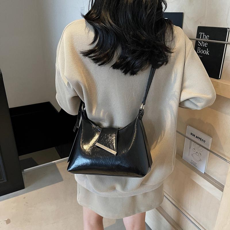 Soft Structured Shoulder Bag with Flap Closure for Daily Use and Fashionable Outfits