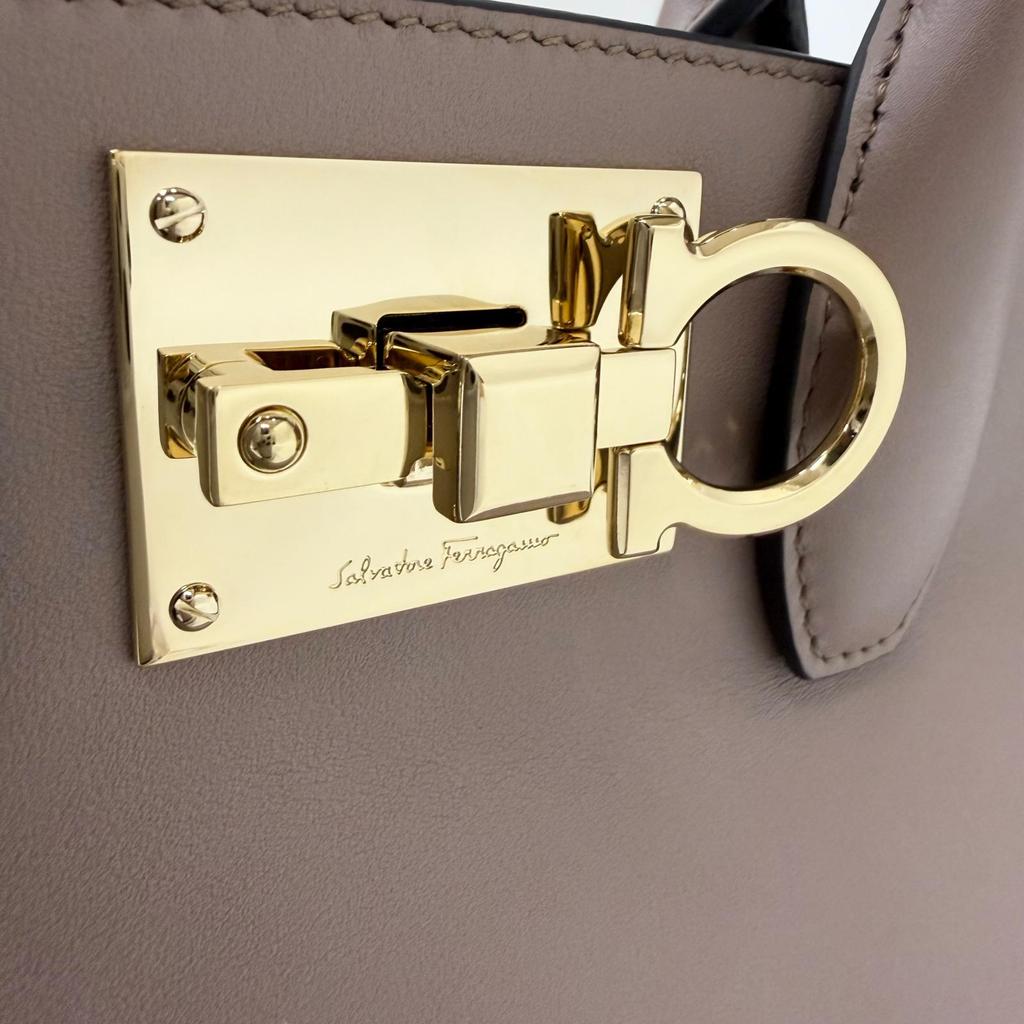 Ausgezeichnete Salvatore Ferragamo Handtasche Studio Gancini Weiches Leder 2-Wege Braun Gebraucht