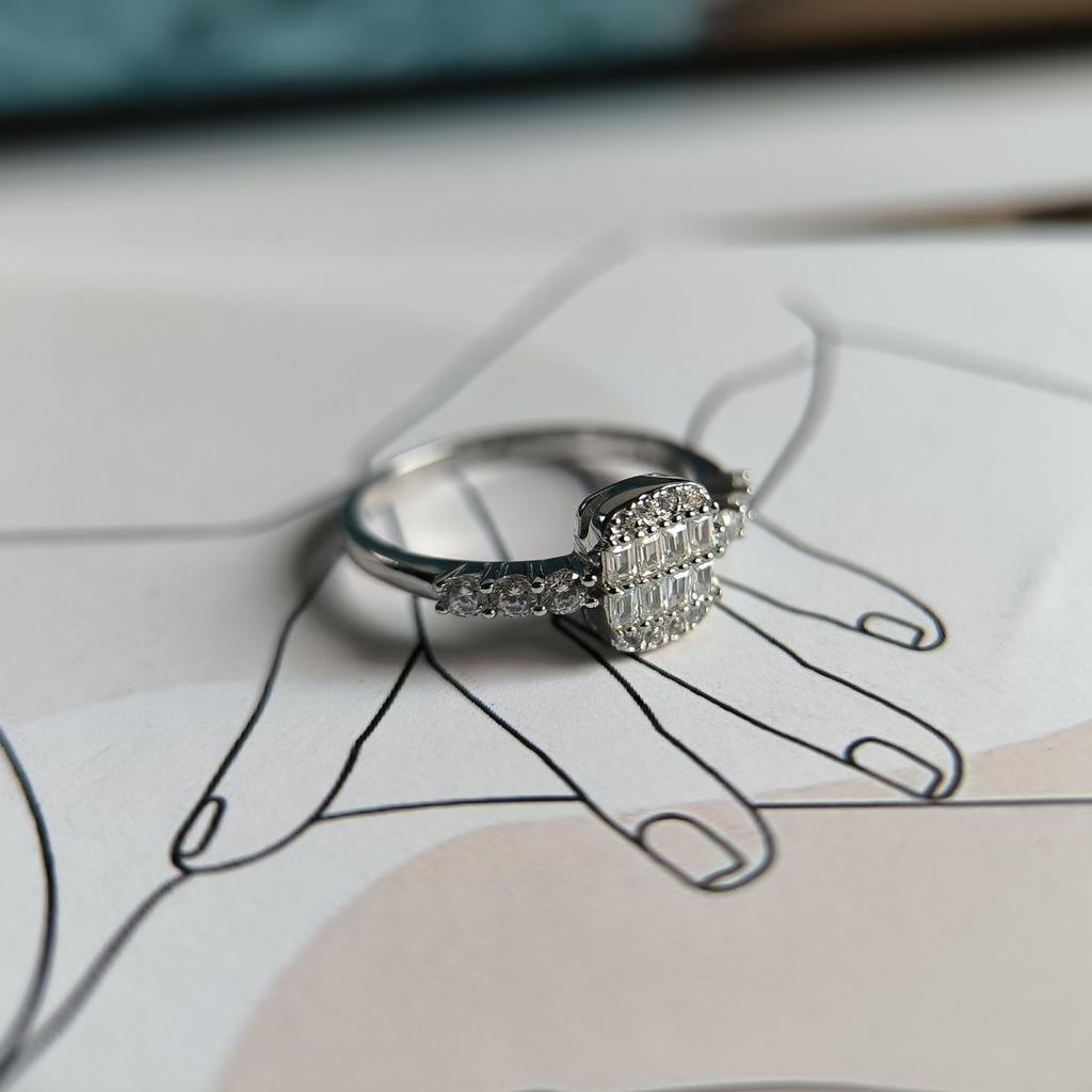 Серебряное кольцо с фианитами, вес изделия 2,57 гр (2187127)