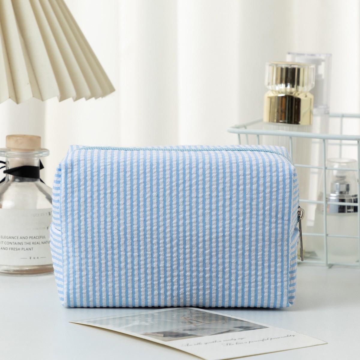 

Stripe Seersucker Cosmetic Bag Fashion Women Cosmetic Bag Zipper Storage Makeup Case Travelling Pouch Organizer for Lady 16x9x9cm озеро синього кольору