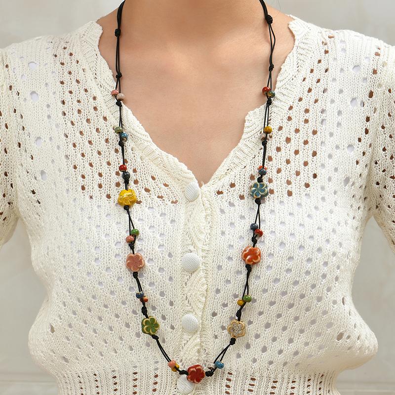 Fargerikt keramisk halskjede Boho-stil Håndlaget justerbart halskjede Enkelt vevd tau Keramisk halskjede Smykketilbehør Gaver