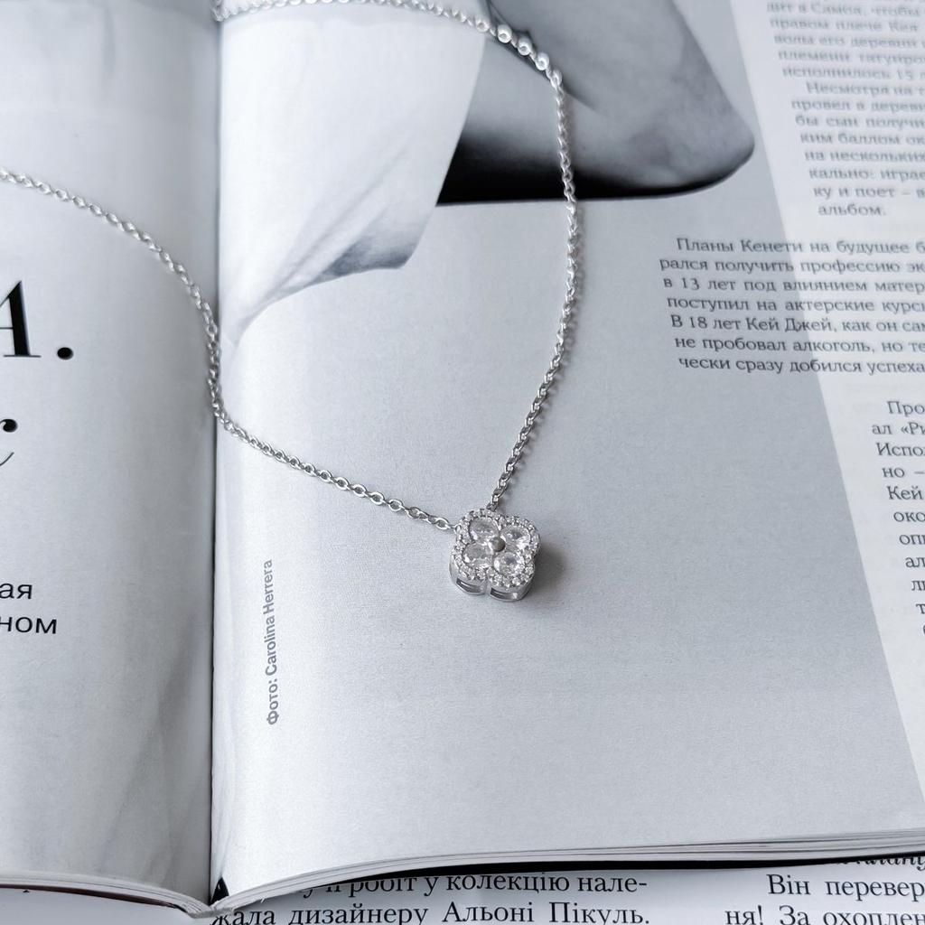Серебряное колье с фианитами, вес изделия 3,32 гр (2159957)