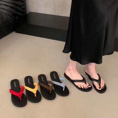 Französische minimalistische Zehen-Strandurlaubssandalen neue Sommer vielseitige kontrastfarbene flache Flip-Flops Damensandalen