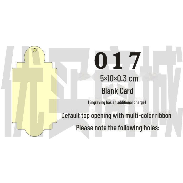 Gravovaná dřevěná karta s přáním s prázdnou visačkou a závěsnou cedulkou