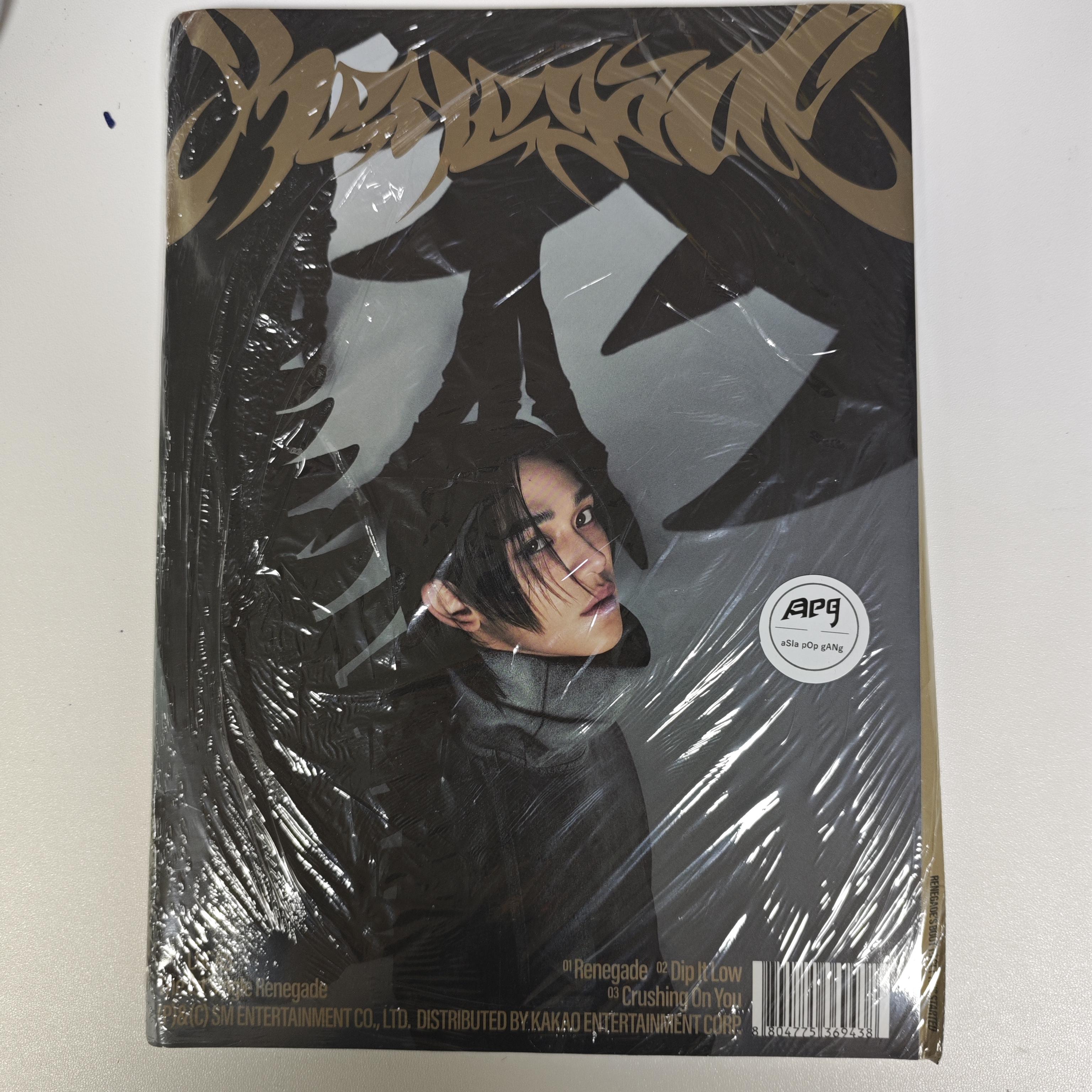 

LUCAS - ФОТОКНИГА с первого сингла [RENEGADE] Ver.A