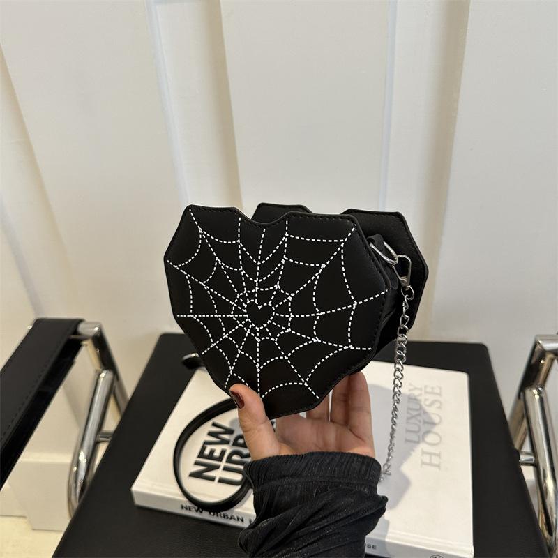 

Французская мода, новая творческая личность, крутой пряный стиль, паутина, женская сумка, глянцевая, цепочка на плечо, сумка-мессенджер чёрный