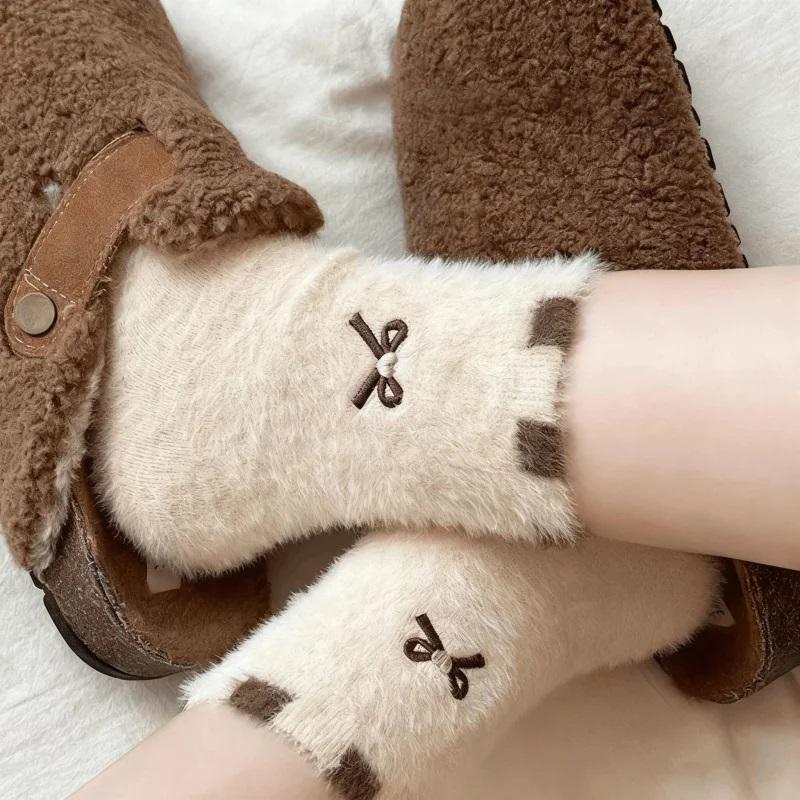 4 Pairs of Thick and Warm Cartoon Animal Bow Pattern Mid Tube Socks for Women in Autumn and Winter Suitable for Indoor Home Wear