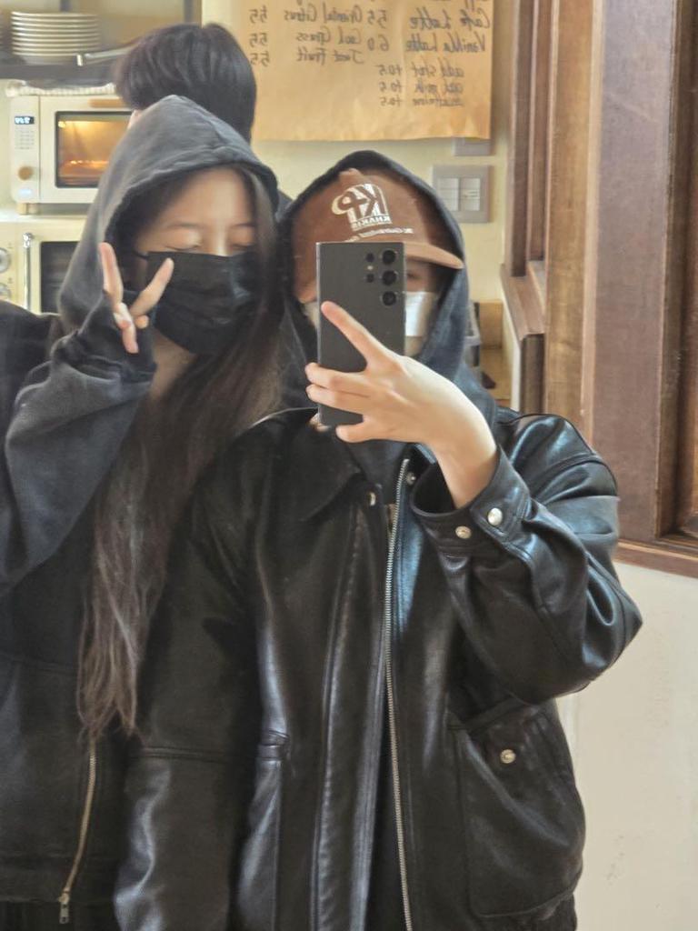 [USED] Chaewon wears a brown corduroy cap in khakis.