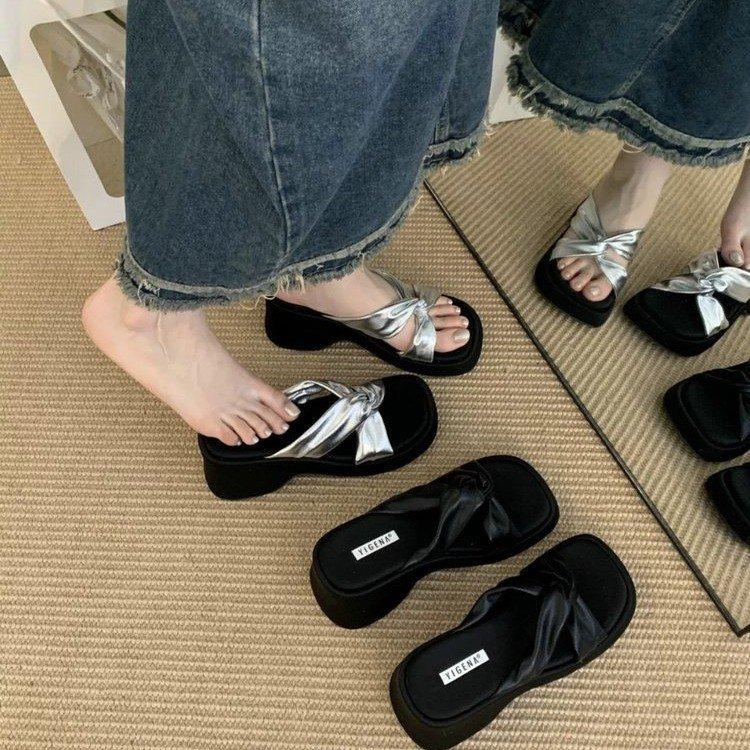 

Fashion Summer 2025 New Style Women s Slippers Square Head Thick Bottom Silver Color Flat Sandals Casual Comfortable Fashionable Ladies 36 чорний