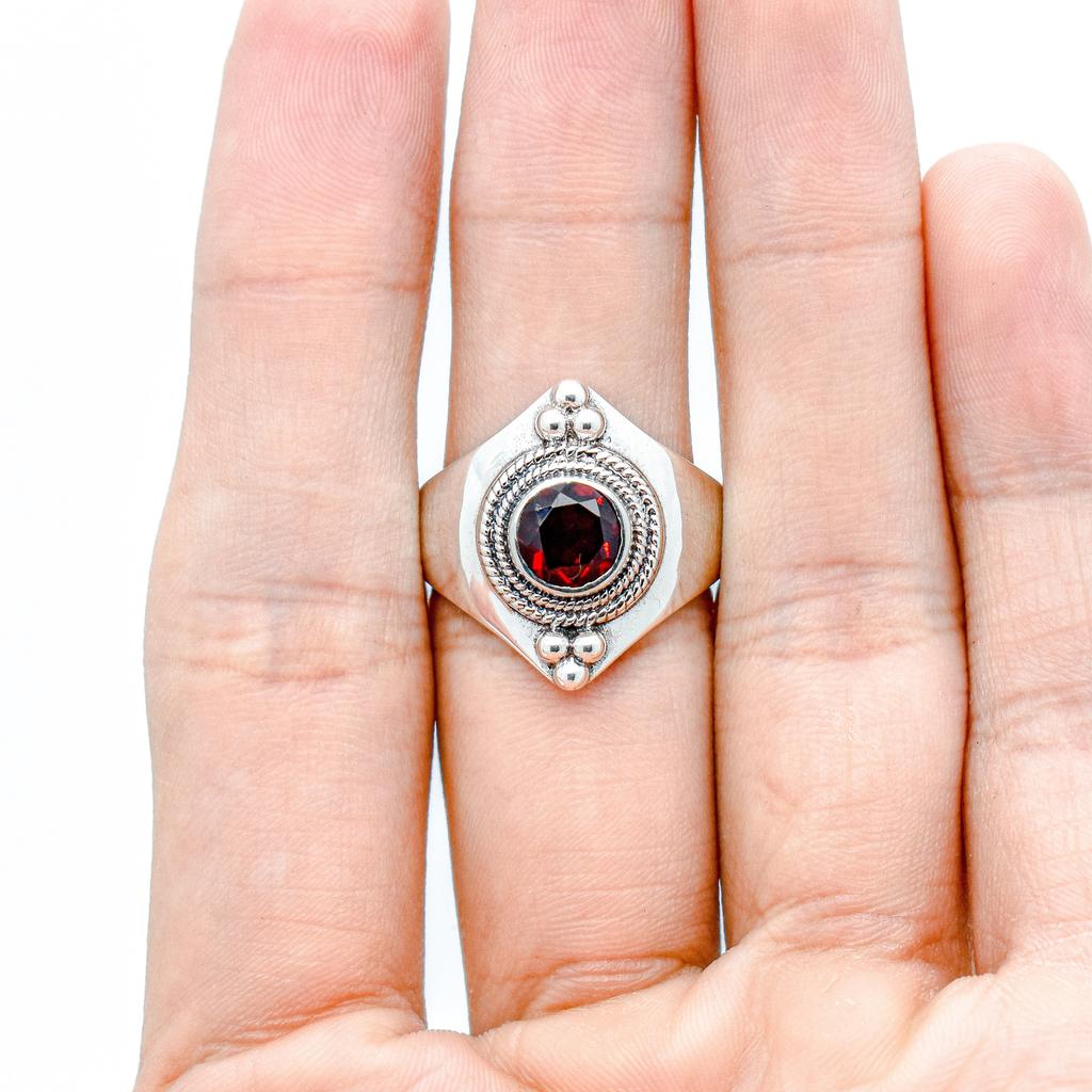 Red Garnet Ring: 925 Sterling Silver Vintage Gemstone
