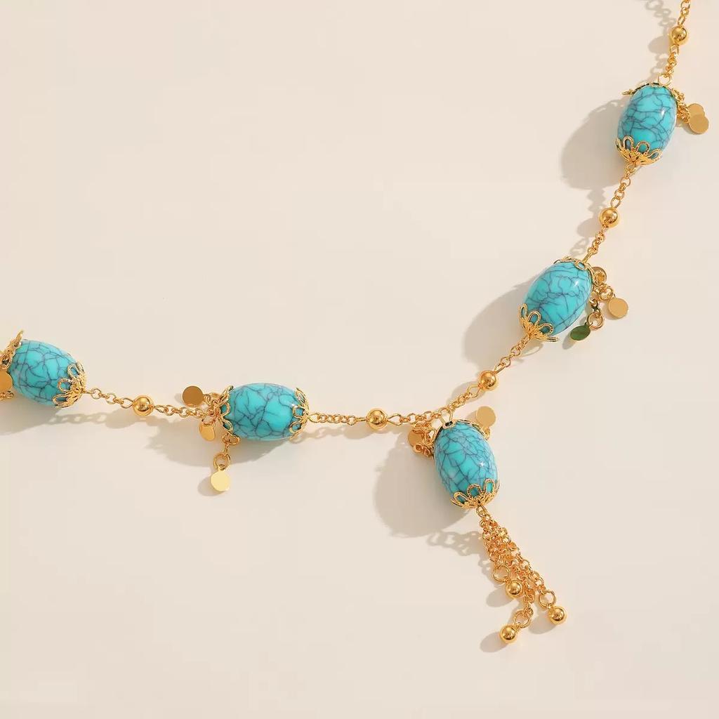 Un llamativo colgante de cadena redonda azul, Un collar largo de alta gama y una cadena para suéter de estilo retro de corte.