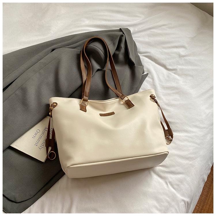 

Retro bag women s 2025 new casual fashion simple foreign style large capacity tote bag women s shoulder armpit bag белый