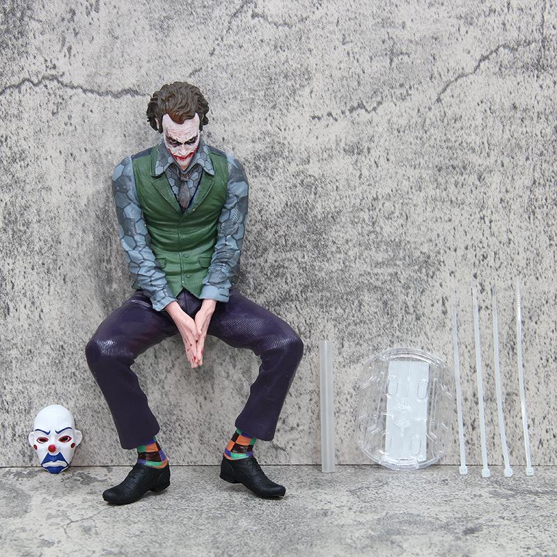

Latest Joker Heath Ledger Animation Figures Sitting Green Suit Handheld Joker Face Cover Car Decoration Miniature Kids Playthings Children Xmas